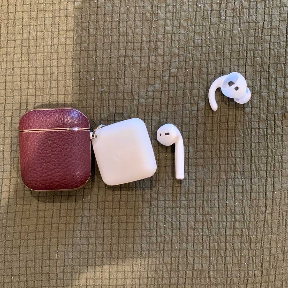 Apple AirPods with case